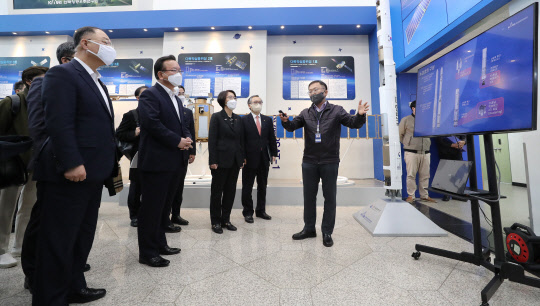 김부겸 국무총리(왼쪽 두번째)가 15일 오후 대전 항공우주연구원에서 열린 제21회 국가우주위원회를 마친 뒤 위성연구동에 들러 고정환 한국형발사체개발사업본부장의 설명을 듣고 있다. 연합뉴스